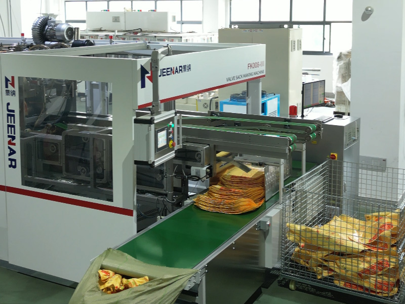 Máquina para fabricar bolsas con válvula multimaterial Gachn: Producción versátil para bolsas de PE, PP y de materiales compuestos de papel y plástico.